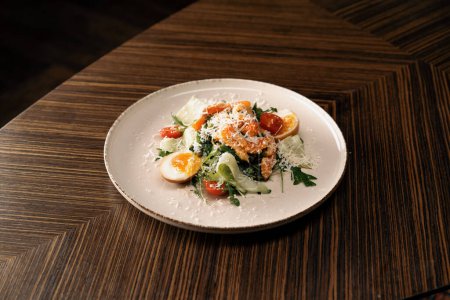 Téléchargez les photos : Appétissante salade fraîchement préparée avec du saumon est sur la table dans la nourriture végétarienne saine restaurant - en image libre de droit