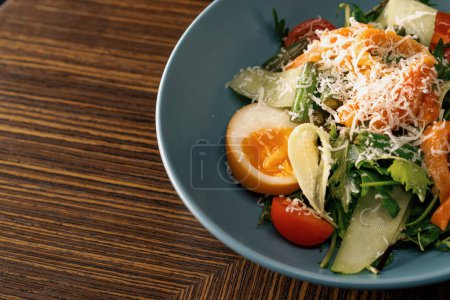 Foto de Deliciosa ensalada recién preparada con salmón está sobre la mesa en el restaurante comida vegetariana saludable de cerca - Imagen libre de derechos