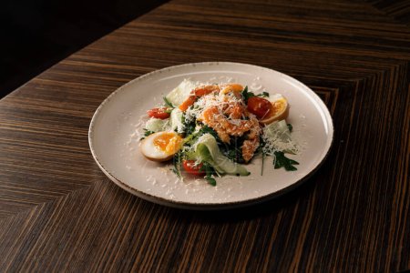 Téléchargez les photos : Appétissante salade fraîchement préparée avec du saumon est sur la table dans la nourriture végétarienne saine restaurant - en image libre de droit