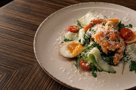 Foto de Deliciosa ensalada recién preparada con salmón está sobre la mesa en el restaurante comida vegetariana saludable de cerca - Imagen libre de derechos