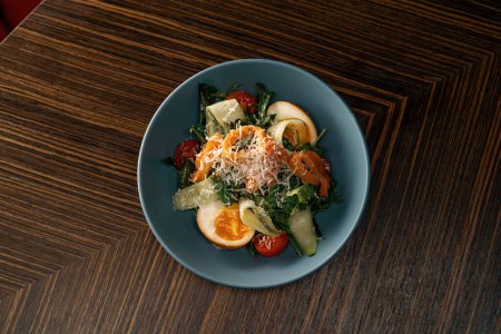Foto de Deliciosa ensalada recién preparada con salmón está sobre la mesa en el restaurante comida vegetariana saludable - Imagen libre de derechos