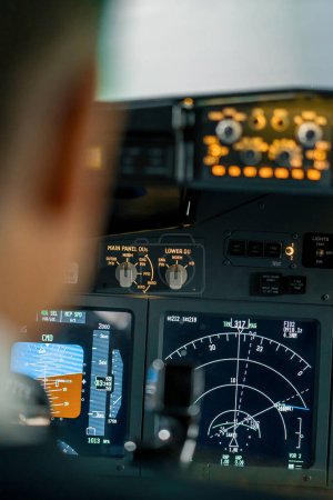Foto de Primer plano de una cabina de avión Panel central con pantalla de vuelo principal y pantalla de navegación Panel piloto de avión - Imagen libre de derechos