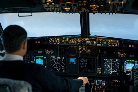 Foto de El piloto en la cabina de la turbulencia del avión durante el vuelo Dispositivos de navegación del simulador de vuelo - Imagen libre de derechos