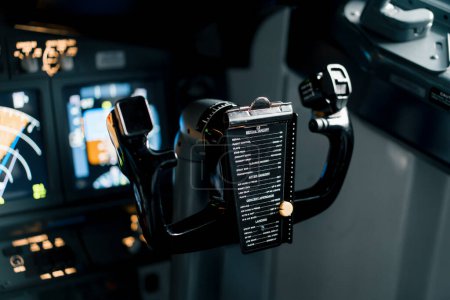 Téléchargez les photos : Cockpit du tableau de bord avec commande du tableau de bord et levier de commande de l'avion Fermer - en image libre de droit