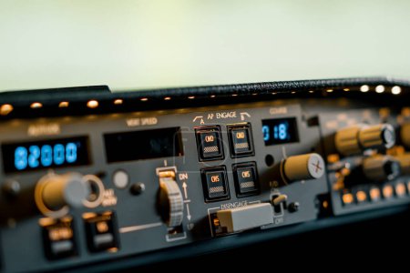 Téléchargez les photos : Vue détaillée du panneau de commande et de navigation dans le poste de pilotage de l'avion de passagers Boeing 737 Flight Simulator - en image libre de droit