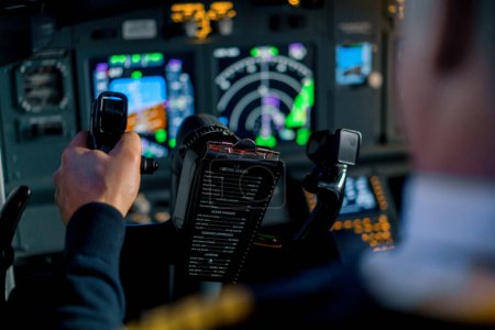 Foto de Piloto en cabina de avión sosteniendo el timón de la rueda giratoria durante el vuelo Concepto de aviación - Imagen libre de derechos
