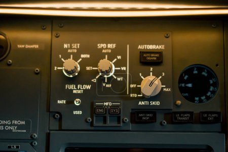 Foto de Una toma detallada del panel de control y navegación en la cabina del avión de pasajeros del simulador de vuelo Boeing 737 - Imagen libre de derechos