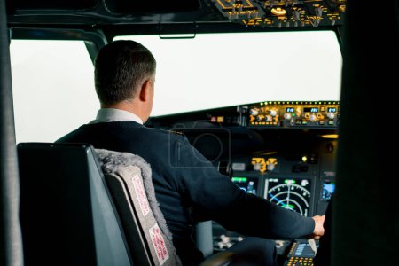 Foto de Piloto que presiona el pedal de gas en la cabina del avión de reacción durante un entrenamiento de vuelo o simulador de vuelo - Imagen libre de derechos