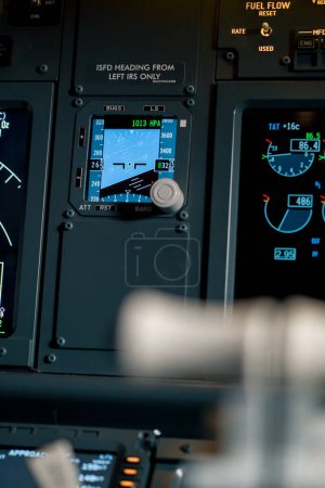 Foto de Una toma detallada del panel de control y navegación en la cabina del avión de pasajeros del simulador de vuelo Boeing 737 - Imagen libre de derechos
