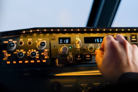 Téléchargez les photos : Vue détaillée du tableau de commande dans le poste de pilotage du simulateur de vol Boeing 737 - en image libre de droit