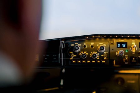 Foto de Un disparo detallado del panel de control en la cabina del avión de pasajeros simulador de vuelo Boeing 737 - Imagen libre de derechos