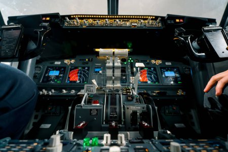 Foto de Palanca de empuje en la cabina de un avión una vista de cerca de un vuelo en simulador de aeronaves - Imagen libre de derechos