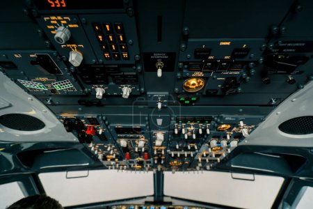 Téléchargez les photos : Gros plan du panneau supérieur d'un avion moderne avec boutons et boutons de commande Intérieur du poste de pilotage de l'avion - en image libre de droit