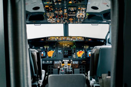 Foto de Cabina de avión vacía o cabina de vuelo moderno avión de pasajeros listo vuelo simulador de vuelo - Imagen libre de derechos