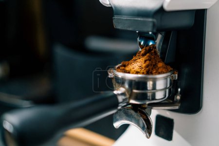 Téléchargez les photos : Professionnel barista travailleur utiliser la rectifieuse pour moudre les grains de café frais pour faire café café boisson chaude - en image libre de droit