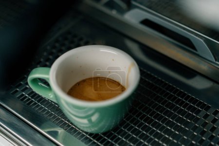 Téléchargez les photos : Verser les flux de café de la machine dans la tasse de fabrication de boissons chaudes à l'aide de porte-filtre flux de café fraîchement moulu - en image libre de droit