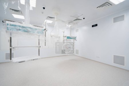 Téléchargez les photos : Nouvelle salle d'opération moderne dans la clinique de l'hôpital emballé chirurgie de l'équipement médical dans la chambre vide - en image libre de droit