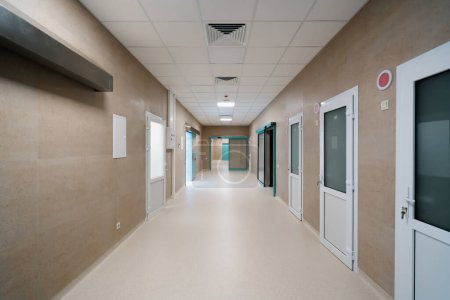 Téléchargez les photos : Couloir vide de l'hôpital Porte automatique moderne de l'hôpital entrée de la salle d'opération - en image libre de droit