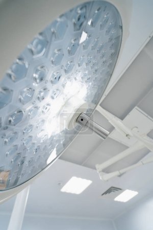 Foto de Grandes lámparas redondas modernas en el techo de la sala de cirugía Cirugías avanzadas de equipos de iluminación en las clínicas actuales - Imagen libre de derechos