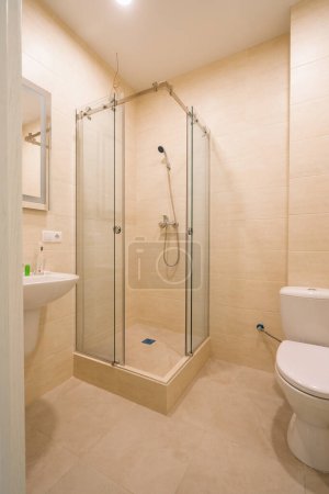 ein Badezimmer in einer modernen stationären Klinik eine Toilette eine Duschkabine ein Waschbecken ein Spiegel ein Innere der Toilette