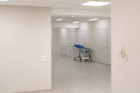 Foto de Una cama médica sobre ruedas se encuentra en un pasillo en un moderno concepto hospitalario de medicina y salud - Imagen libre de derechos