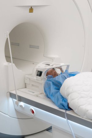 Téléchargez les photos : Le médecin effectue une IRM pour un patient à la clinique Imagerie par résonance magnétique dans l'étude du corps humain - en image libre de droit