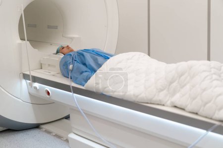 Foto de El médico realiza una resonancia magnética para un paciente en la clínica Imágenes por resonancia magnética en el estudio del cuerpo humano - Imagen libre de derechos