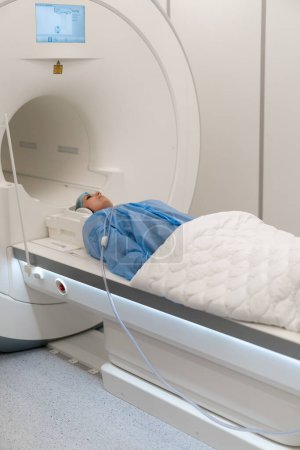Foto de El médico realiza una resonancia magnética para un paciente en la clínica Imágenes por resonancia magnética en el estudio del cuerpo humano - Imagen libre de derechos