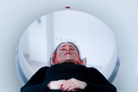 Foto de El paciente se somete a tomografía computarizada en escáner hospitalario equipos de alta tecnología y diagnósticos - Imagen libre de derechos