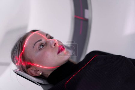 Foto de El paciente se somete a tomografía computarizada en escáner hospitalario equipos de alta tecnología y diagnósticos - Imagen libre de derechos