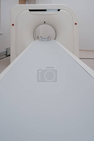 Foto de Equipos médicos de tomografía computarizada en dispositivos clínicos para la investigación concepto medicina y salud - Imagen libre de derechos
