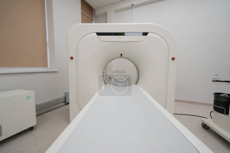 Foto de Equipos médicos de tomografía computarizada en dispositivos clínicos para la investigación concepto medicina y salud - Imagen libre de derechos