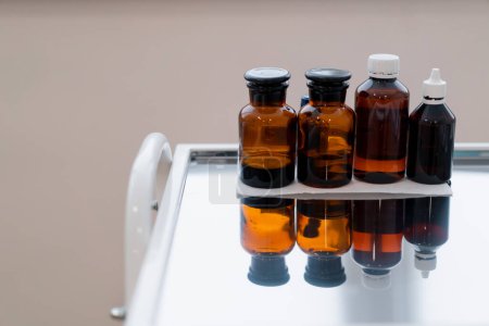 Foto de Oficina ginecológica en el líquido de la clínica en frascos de vidrio instrumentos de procesamiento espejo ginecológico - Imagen libre de derechos