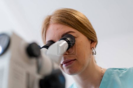 Foto de Ginecóloga profesional mujer examina paciente con colposcopio en ginecología clínica medicina concepto de salud - Imagen libre de derechos