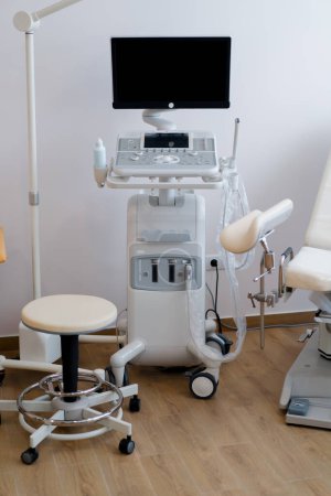 Téléchargez les photos : Bureau médical avec équipement de diagnostic à ultrasons dans le bureau gynécologique de la clinique de santé - en image libre de droit