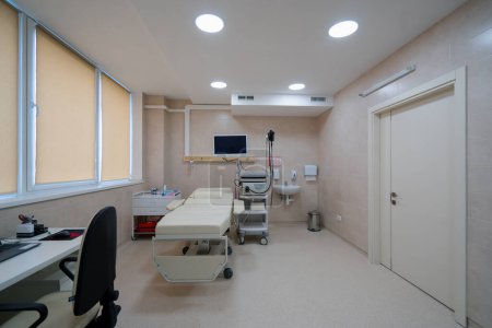 Téléchargez les photos : Matériel médical pour la gastroscopie dans le bureau de la clinique un canapé pour les patients et la gastroscopie avec un moniteur - en image libre de droit