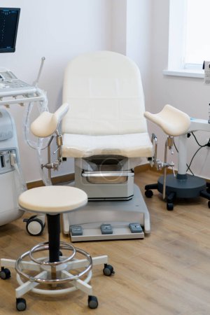 Téléchargez les photos : Bureau médical avec équipement de diagnostic à ultrasons dans le bureau gynécologique de la chaise gynécologique de clinique - en image libre de droit