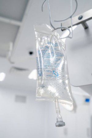 Foto de Bolsa salina intravenosa en el quirófano antes del inicio de un procedimiento quirúrgico en la clínica médica - Imagen libre de derechos