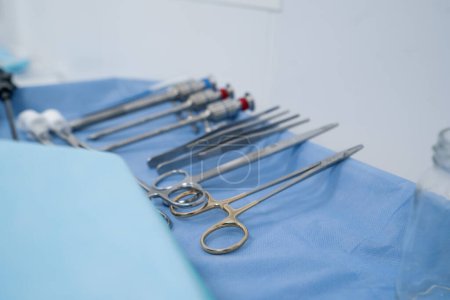 Foto de Instrumentos quirúrgicos estériles yacen sobre la mesa antes de la operación en el quirófano laparoscopio tijeras cuero cabelludo - Imagen libre de derechos