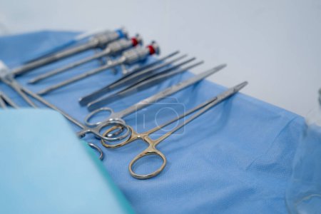 Téléchargez les photos : Instruments chirurgicaux stériles se trouvent sur la table avant l'opération dans la salle d'opération laparoscope cuir chevelu ciseaux - en image libre de droit