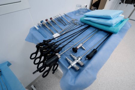 Foto de Instrumentos quirúrgicos estériles yacen sobre la mesa antes de la operación en el quirófano laparoscopio tijeras cuero cabelludo - Imagen libre de derechos