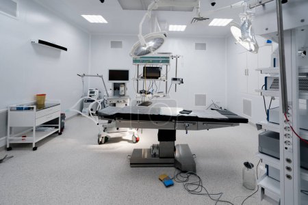 Téléchargez les photos : Salle d'opération vide dans un hôpital Intérieur d'une salle d'opération en clinique avec équipement médical moderne - en image libre de droit