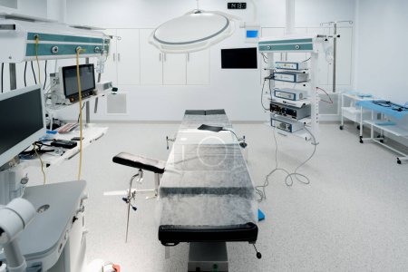 Foto de Sala de operaciones vacía en un hospital Interior de una sala de operaciones en la clínica con equipos médicos modernos - Imagen libre de derechos