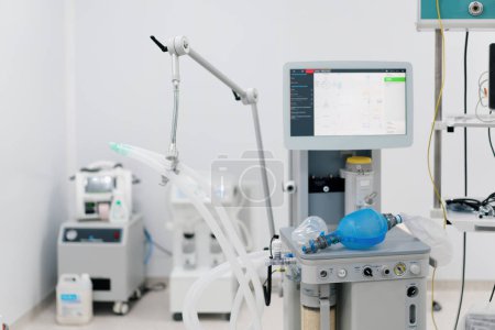 Foto de Quirófano moderno en el hospital equipo médico para la ventilación pulmonar en quirófano - Imagen libre de derechos