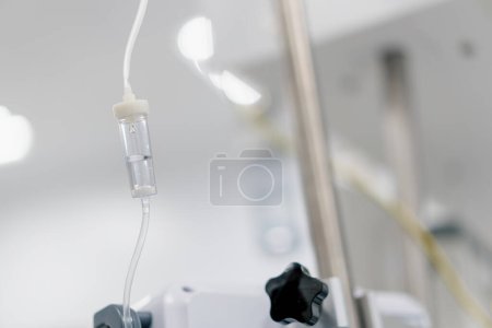 Téléchargez les photos : Sac salin intraveineux dans la salle d'opération avant le début d'une intervention chirurgicale en clinique médicale - en image libre de droit