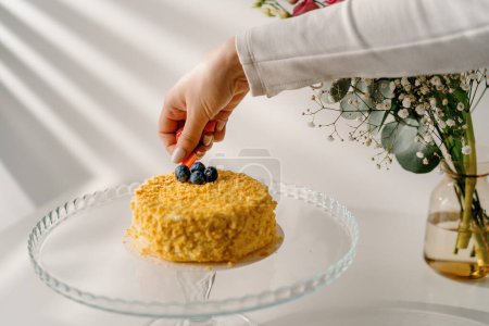 Téléchargez les photos : Délicieux gâteau Napoléon fraîchement préparé de pâte feuilletée à la main décore le dessert avec des fraises et des baies fraîches - en image libre de droit