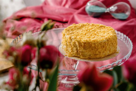 Téléchargez les photos : Délicieux gâteau napoléon feuilleté fraîchement fait sur support en verre fond rose vif concept de dessert close-up - en image libre de droit