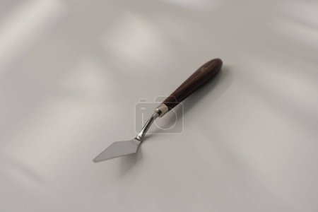 Téléchargez les photos : Pâtisserie spatule palette couteau ustensiles de cuisine pour gâteaux sur la table sur fond blanc gros plan - en image libre de droit