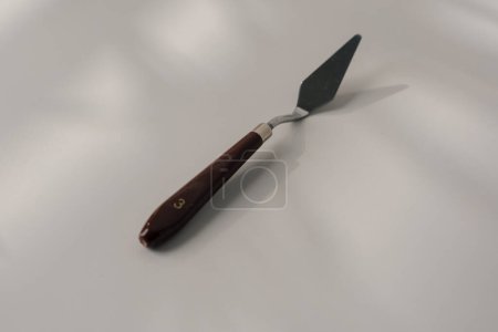 Téléchargez les photos : Pâtisserie spatule palette couteau ustensiles de cuisine pour gâteaux sur la table sur fond blanc gros plan - en image libre de droit