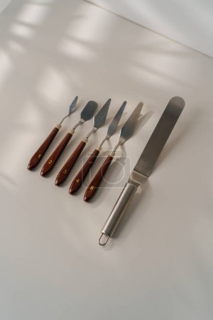 Téléchargez les photos : Différents types de spatules pâtissières ustensiles de cuisine pour gâteaux sur la table sur fond blanc - en image libre de droit